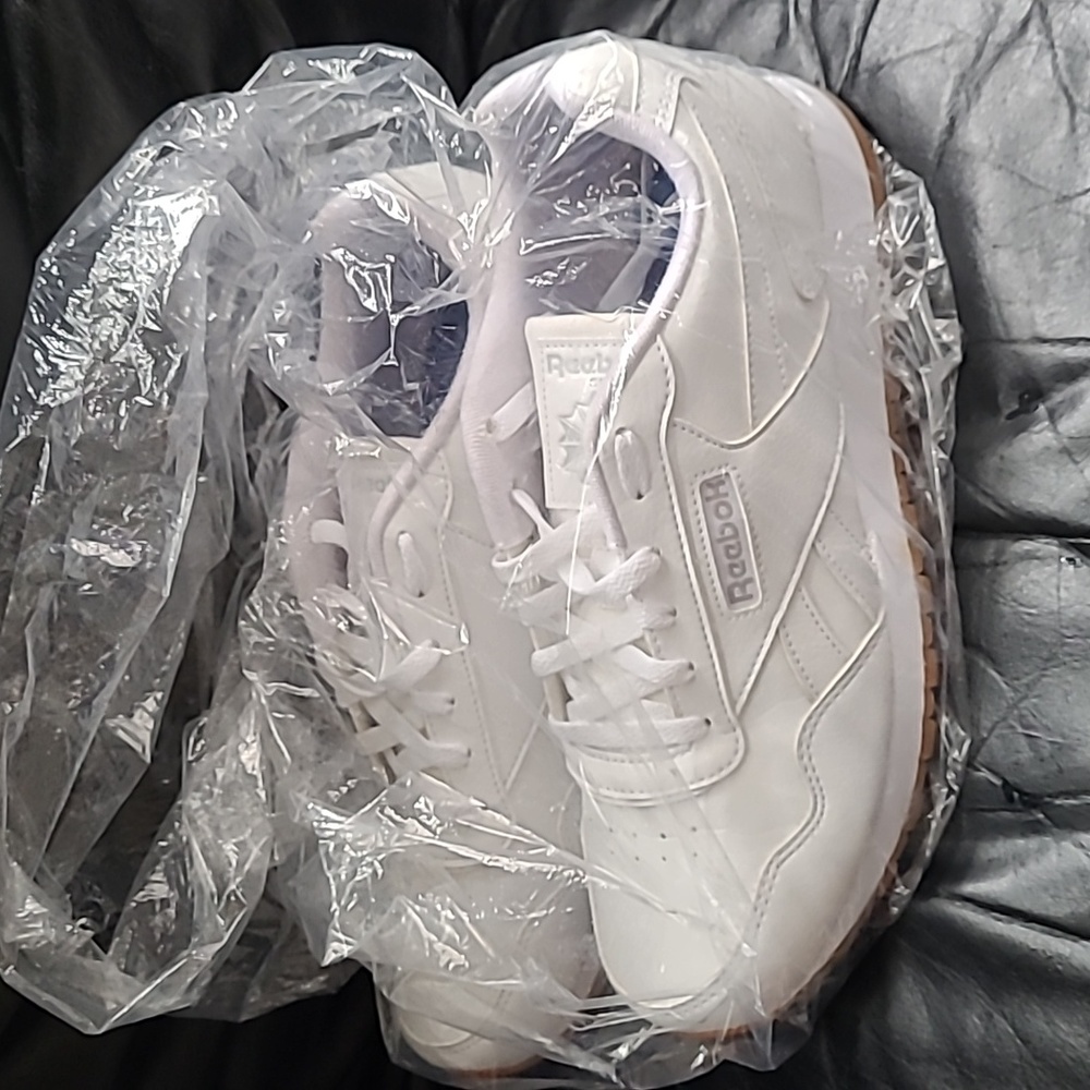 Reebok white leather sneakers  for man size 10 for 🇺🇸